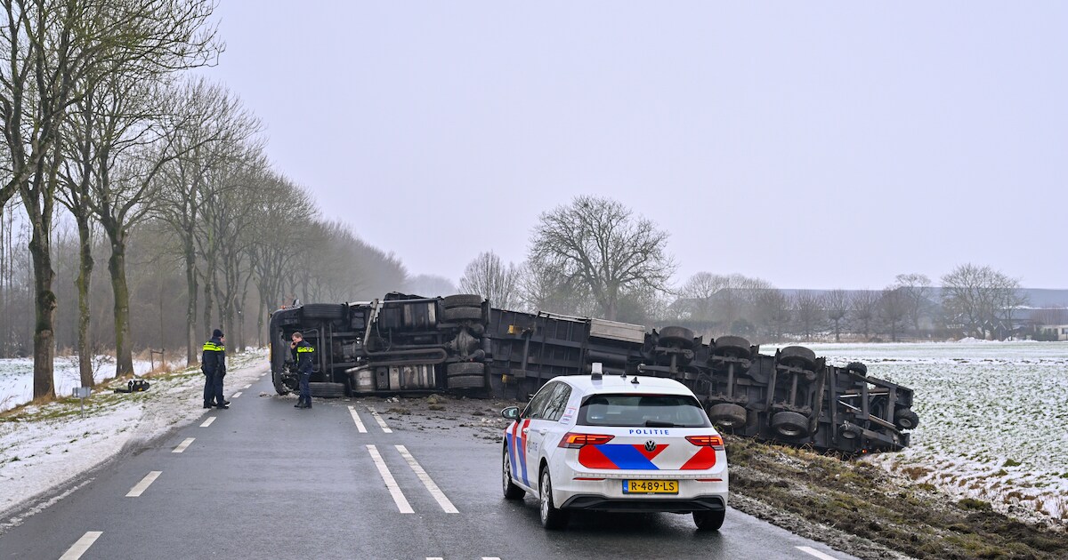 Vrachtwagen gekanteld op N360 bij Wirdum