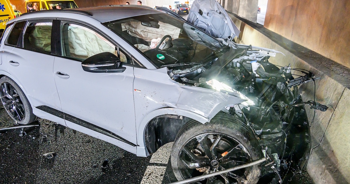 Auto vliegt over de kop in A16-tunnel bij Prinsenbeek na botsing met drie voertuigen, waaronder vrac