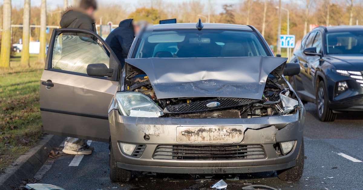 Kop-staartbotsing tussen drie auto's op Markerdreef zorgt voor flinke vertraging