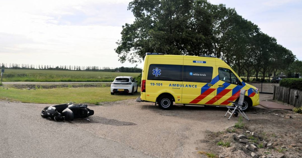 Scooter en auto botsen op kruising in Lewedorp, jongedame nagekeken