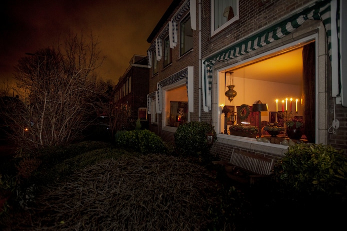  Bij een stroomstoring moeten bewoners het doen met kaarslicht.