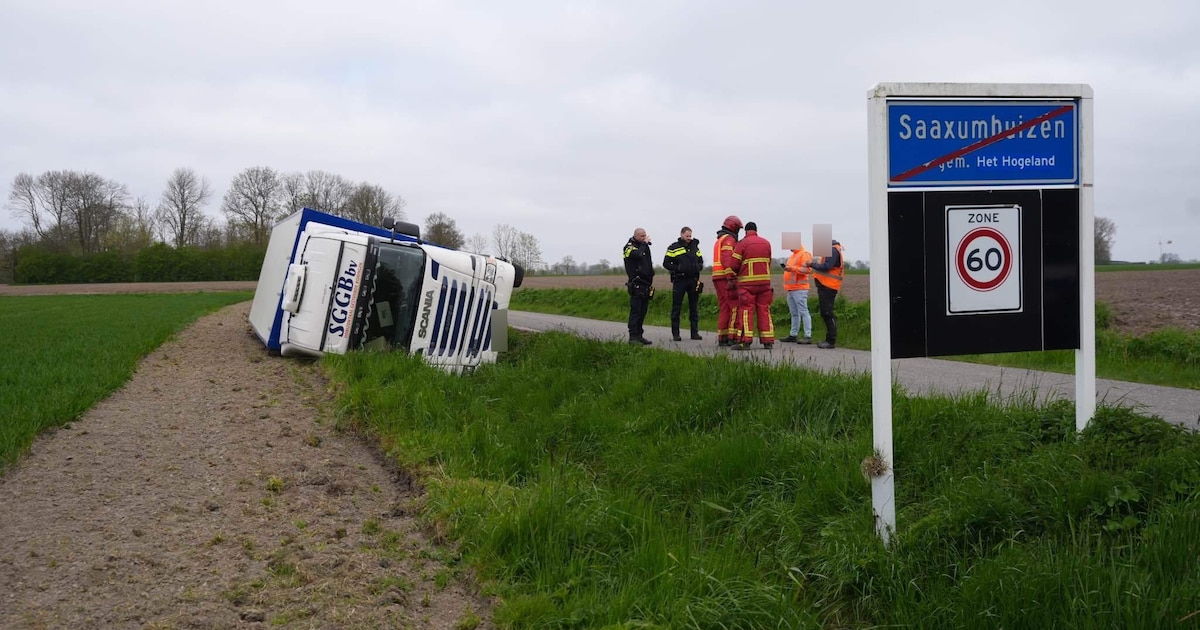 Vrachtwagen gekanteld op de Nienhuisweg in Saaxumhuizen