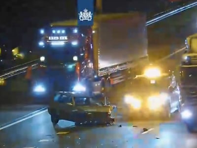 Auto belandt dwars op parallelbaan langs A2 bij Rosmalen, vrachtwagens rijden om gecrasht voertuig h