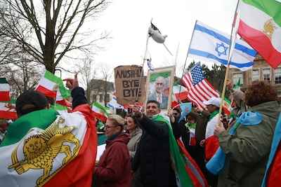 Feestende menigte komt samen bij Iraanse ambassade in Den Haag