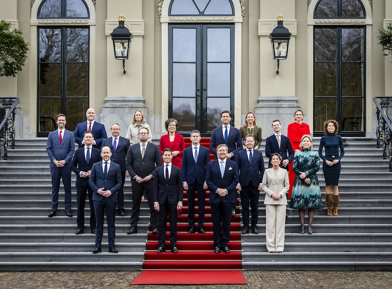Koning Willem-Alexander gaat traditiegetrouw met de nieuwe ministersploeg op de foto op de trappen van Paleis Huis ten Bosch. 