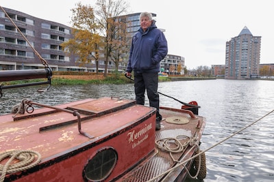 Guus wil Apeldoorns Kanaal nieuw leven inblazen, al blijft het nog bij één boot en een schitterende 