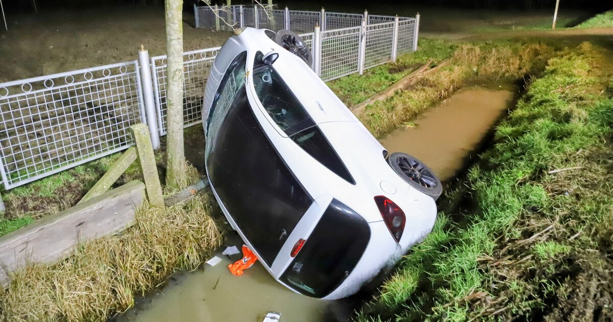 Auto komt zijwaarts in sloot terecht in Zoelen