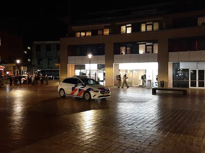 Twee zwangere vrouwen, hun partners en twee oma’s zitten in wachtkamer van verloskundigenpraktijk. E