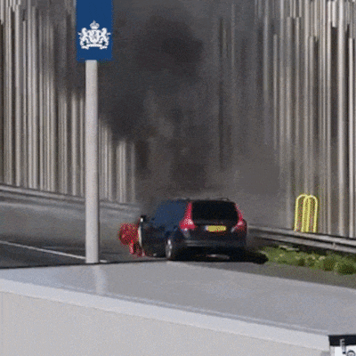 Auto vliegt in brand op A2 bij Eindhoven
