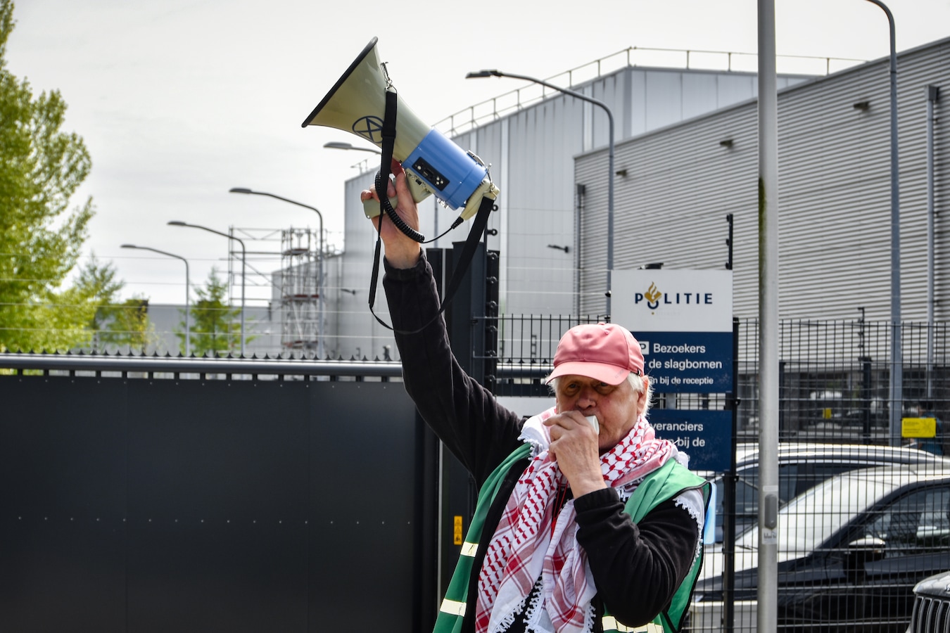 lawaaiprotest-bij-het-arrestantencomplex-in-houten