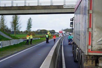 N50 bij Kampen weer open na inzet hulpdiensten: traumahelikopter landt naast de weg