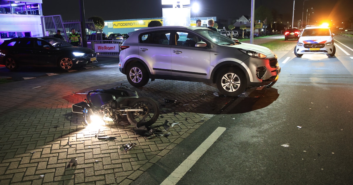 Scooterrijder zwaargewond na botsing met auto in Poeldijk
