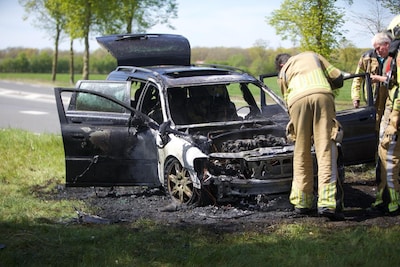 Auto vliegt in brand op kruising bij Fleringen, inzittenden en hond ongedeerd