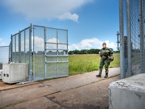 De poort waar gevangengenomen militairen naar binnen worden gebracht en worden geregistreerd.