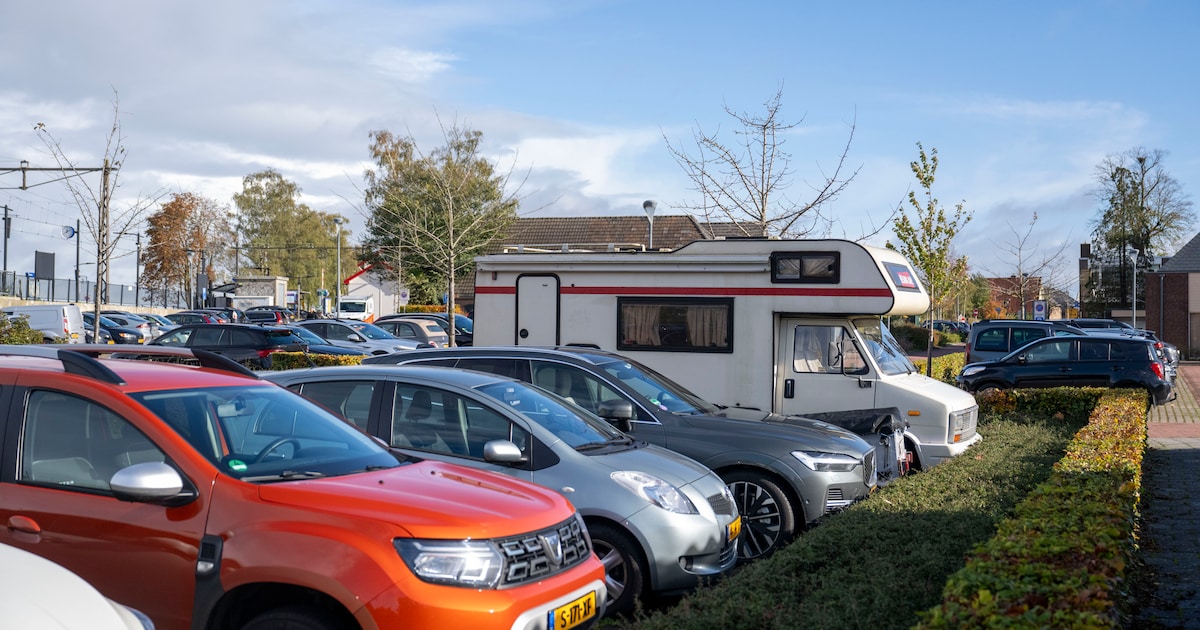 Enkhuizen gaat handhaven op fout parkeerde campers en busjes in binnenstad