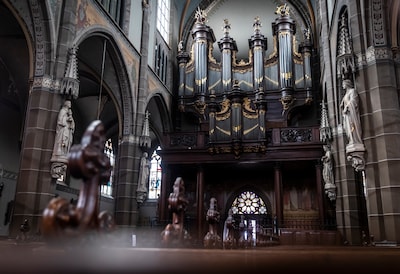 Stadsorganist bespeelt orgel in Lambertuskerk in Helmond