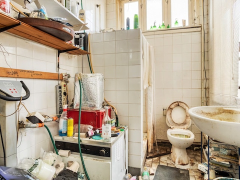 125.000 euro bedroeg de vraagprijs voor een sterk verwaarloosde woning aan de Spoorstraat in Leeuwarden.