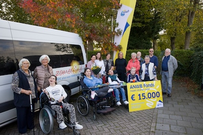 Cheque van 15.000 euro voor Zomerkind: ‘Nieuwe rolstoelbus gaat er nu zeker komen’