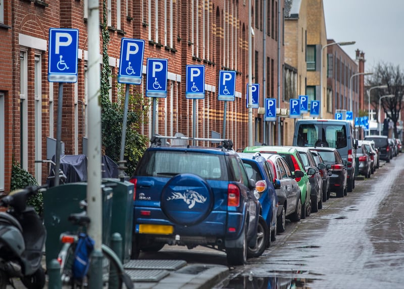 in-de-terwestenstraat-heeft-bijna-elke-portiek-een-individuele-gehandicaptenparkeerplaats