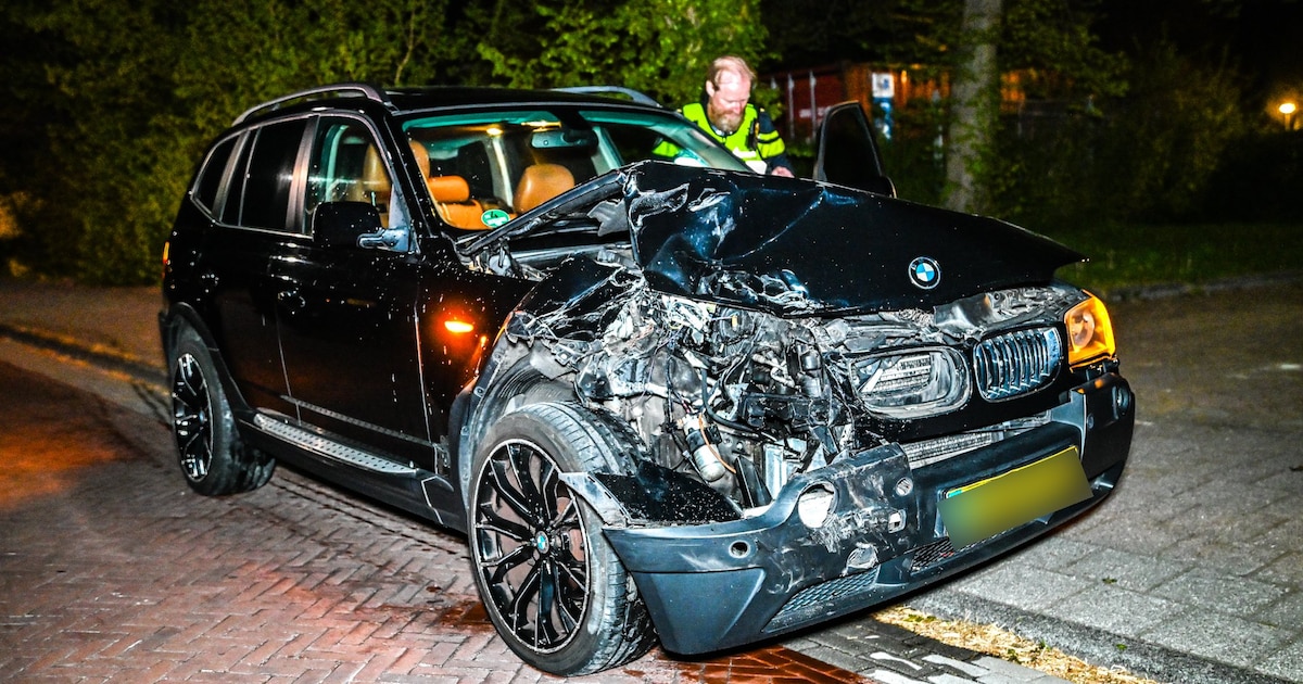 Auto botst hard op geparkeerde auto in de H. Ringenoldusstrjitte in Gorredijk