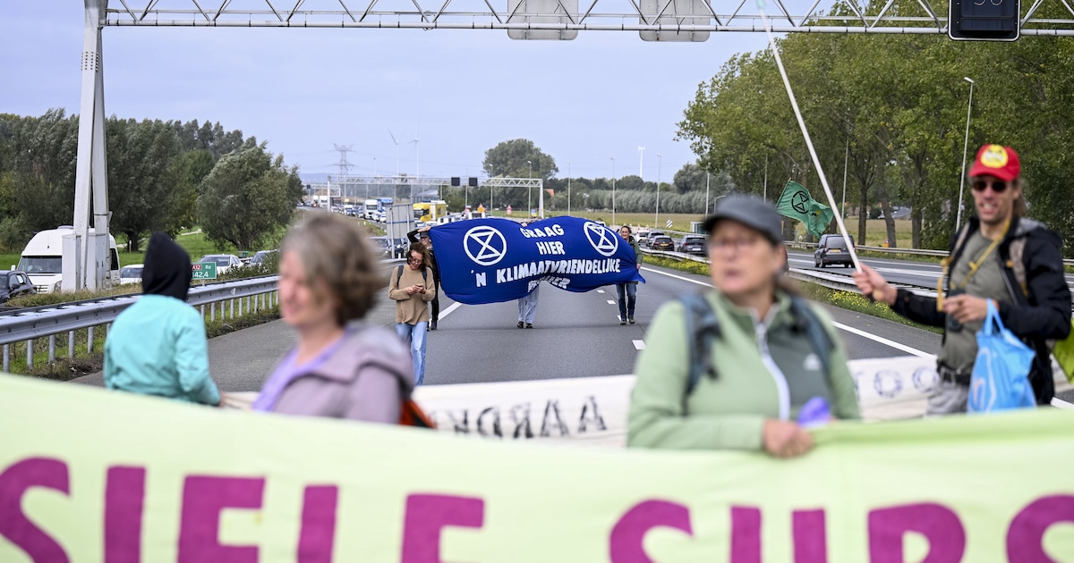 Klimaatactivisten XR blokkeert snelweg bij Zevenaar, A12 richting Duitse grens is dicht