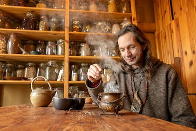 In een okergeel sprookjeshuis woont de ‘magiër van de kruiden’: ‘Mijn recepten krijg ik energetisch 