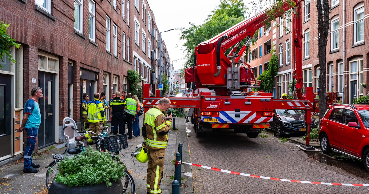 Vlammen uit woning op Van Heusdestraat in Rotterdam: brand onder controle, woningen ontruimd