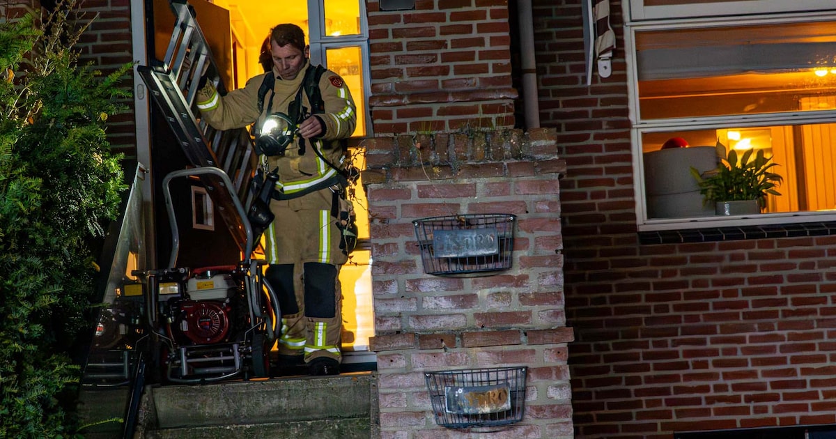 Overkapping van woning vat vlam in Helmond, bewoners schieten zelf te hulp