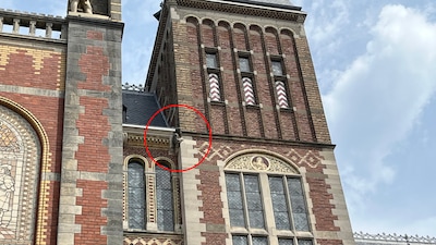 Mysterie: weet jij wat deze twee beelden op de gevel van het Rijksmuseum betekenen?
