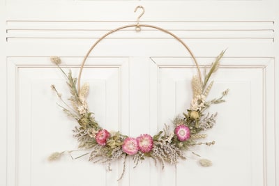 Kinderen en senioren knutselen met droogbloemen in Oosterhout