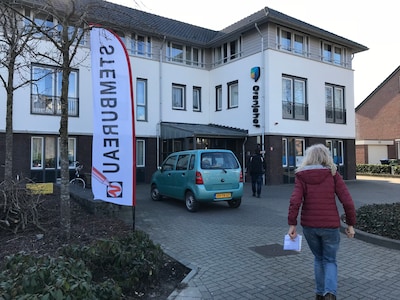 Een rijdend stembureau én een voicemail van de burgemeester: zo trekt Buren kiezers naar de stembus