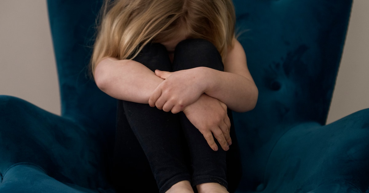 Beelden leggen klappen van oma (53) vast: kleindochters toegetakeld en aan haren meegesleurd