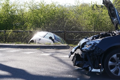 Auto belandt in de sloot na botsing op Zutphenseweg in Laren