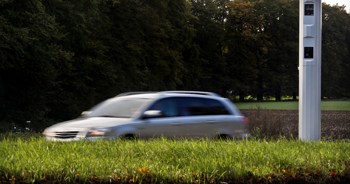 Nieuwe flitspaal activeert bij kruispunt in Leeuwarden