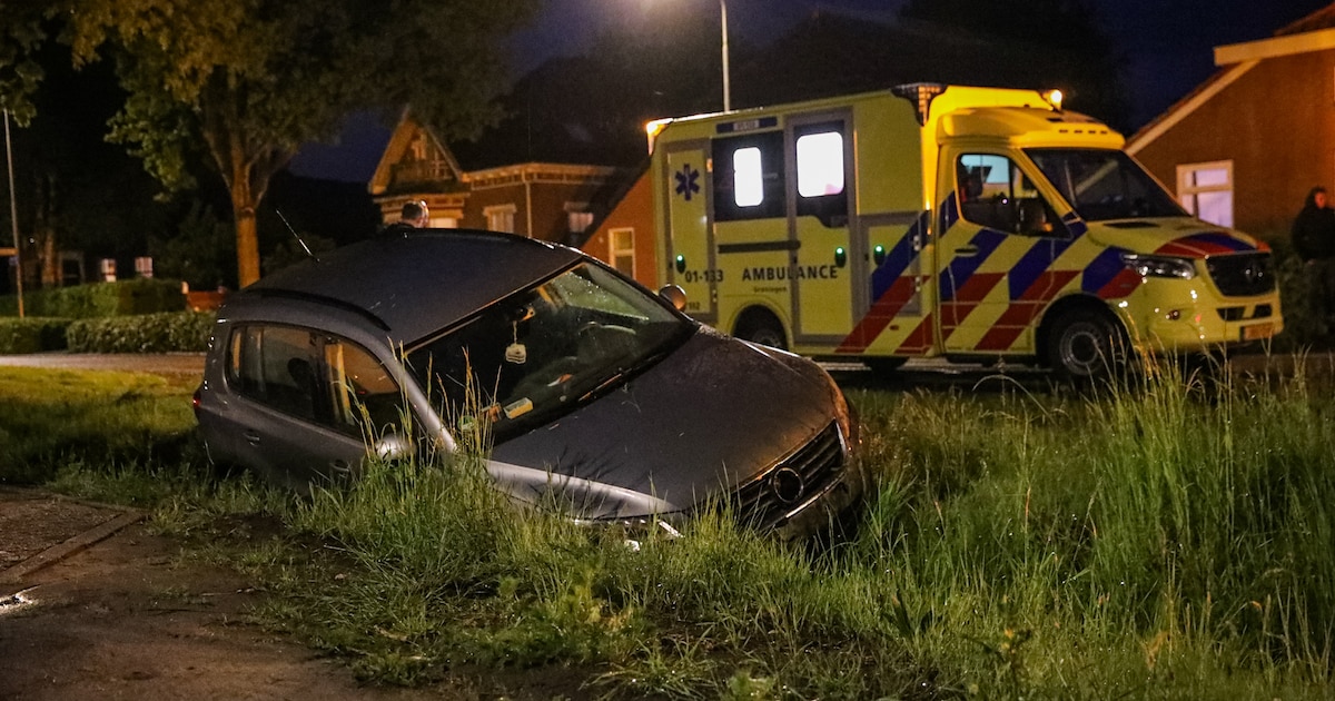 Auto belandt in greppel langs de Ommelanderwijk in Veendam