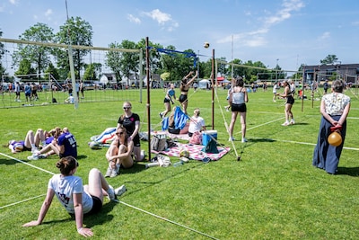 Generaties op het veld bij 50ste volleybaltoernooi in Millingen: ‘Kinderen spelen nu waar hun ouders