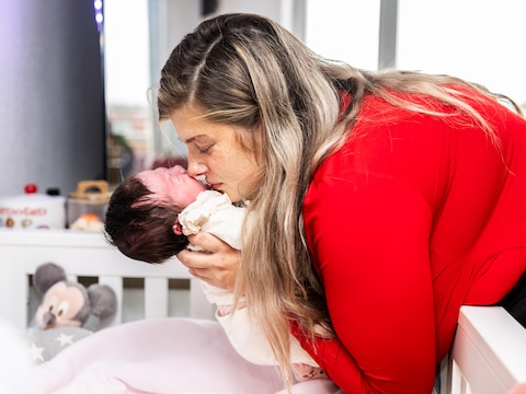 Melissa met haar pasgeboren dochtertje Yuna.