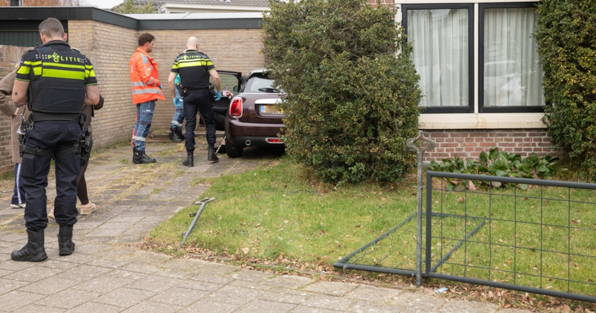 Automobilist wijkt uit en knalt tegen woning in Baarn
