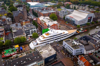Megajacht ‘love’ met stalen romp laat zich zien in Alphen en zet nu koers richting Rotterdam