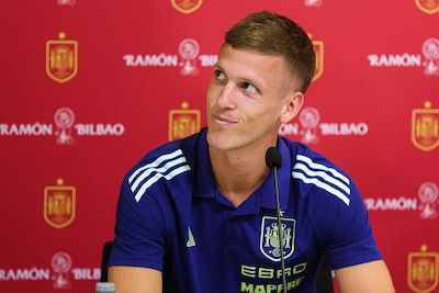 Spaans international Dani Olmo krijgt staande ovatie van Kroatische journalisten voor bijzondere donatie