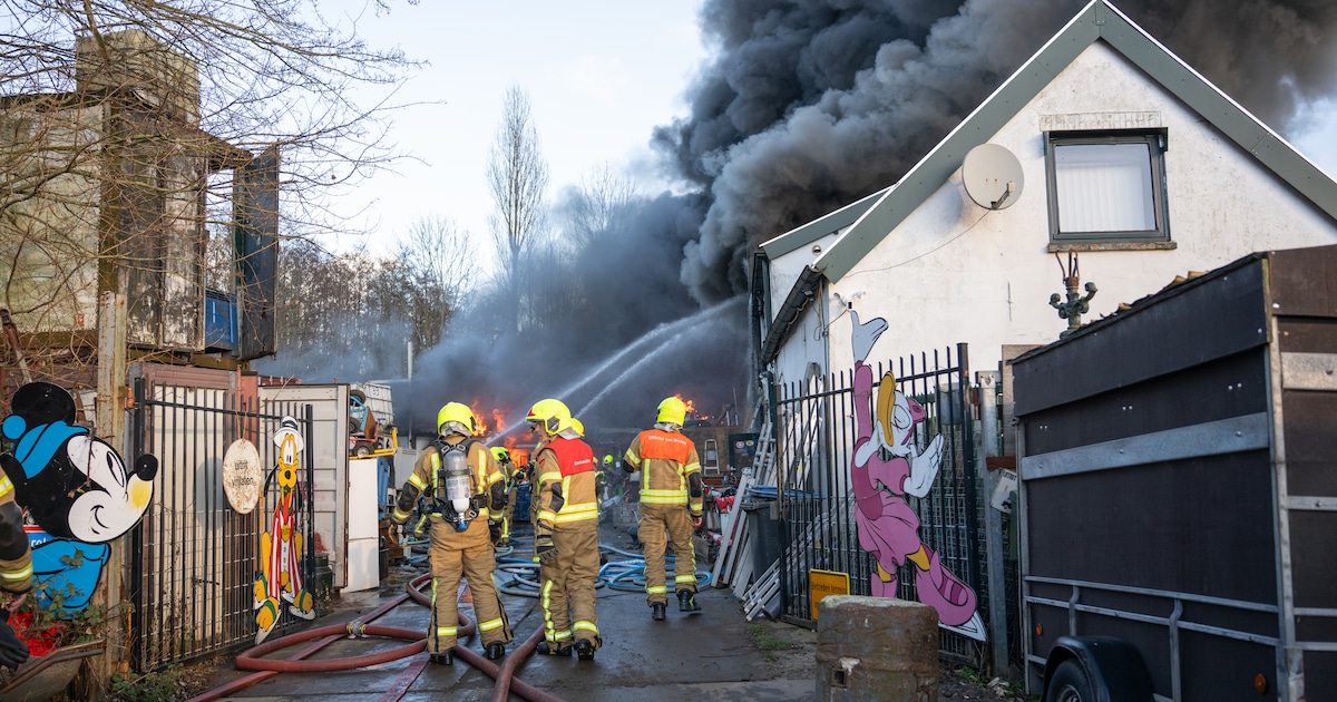 Grote brand in loods van brommersloperij in Hellevoetsluis na uren onder controle