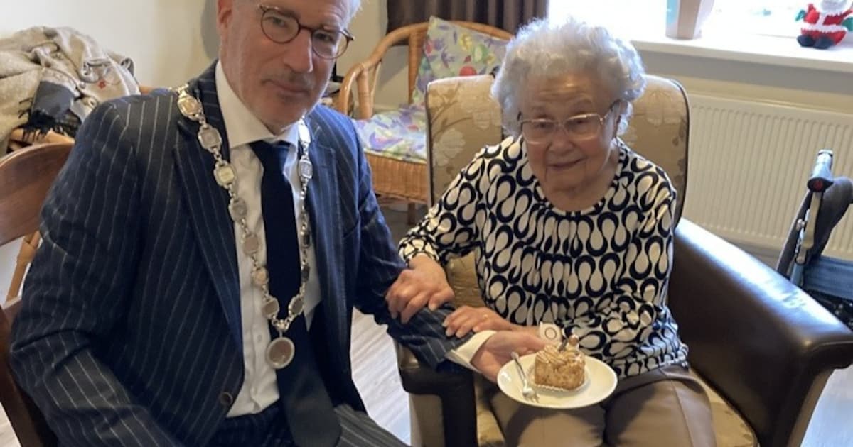 Burgemeester feliciteert oudste inwoner Uithoorn met haar 104e verjaardag