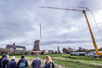 Spektakel in Nootdorp: 23 meter lange molenroeden bungelen door de lucht