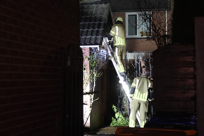 Coniferenhaag en schuur in brand in Renswoude: mogelijke brandstichting