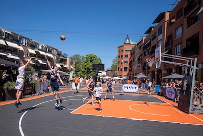 Naar basketbal kijken met een pilsje in de hand op het terras in hartje Nijverdal