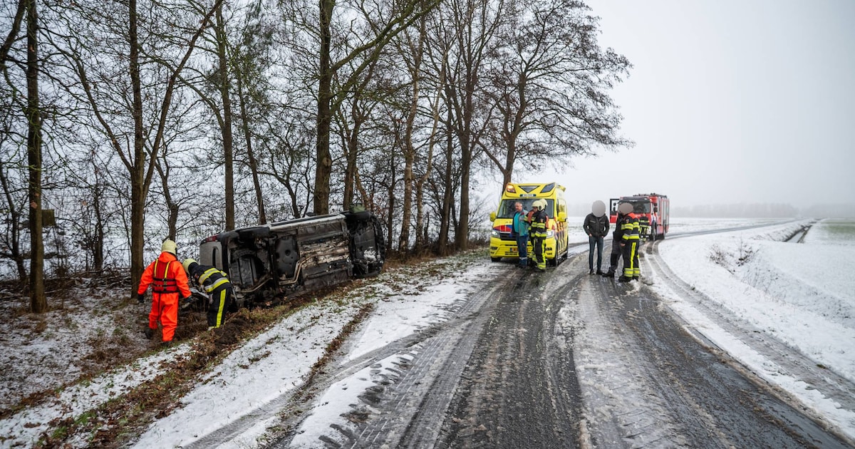Bestelbus glijdt van de Haerdijk in Langedijke en kantelt