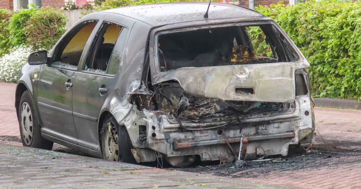 Autobrand op Willem Alexanderstraat in Harlingen, politie vermoedt brandstichting