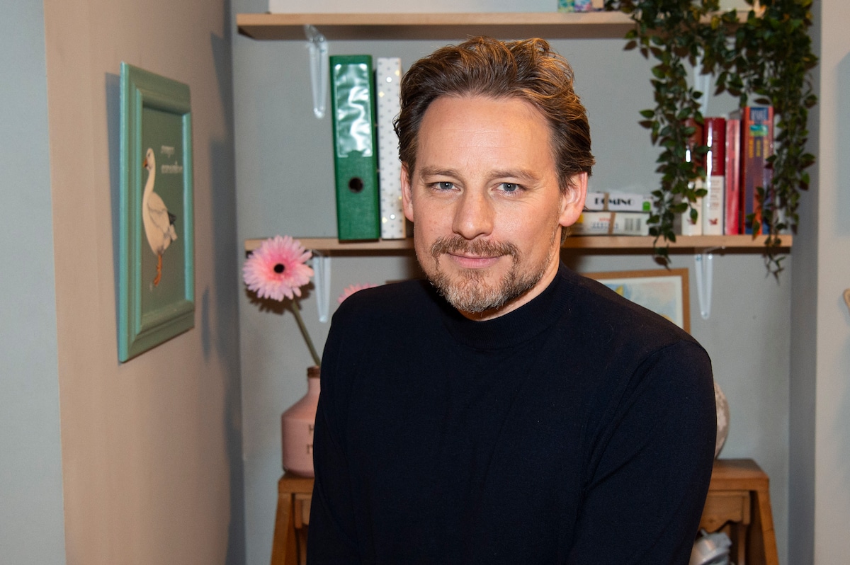 Cas Jansen 'zeer ongelukkig' terechtgekomen bij fietsongeluk | Show | AD.nl