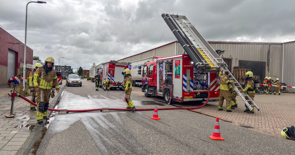 Brand in loods zorgt voor flinke rookontwikkeling in Menaam