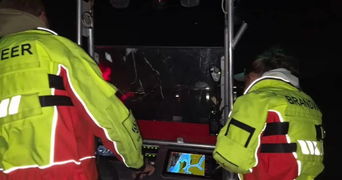 Man springt ‘s nachts het water in bij Krimpen aan de Lek: hij zit met zijn boot vast midden op het 